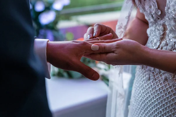 Close Bride Groom Putting Engagement Rings Wedding Ceremony — Stock Photo, Image