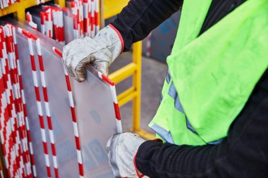 Ellerinizi bir araç ve yapı malzemesi satıcısından alınan eldivenlerle kapatın.