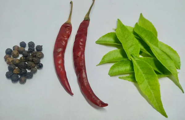Chili Pepper Black Pepper Kari Liść Białym Tle Stock Zdjęcie — Zdjęcie stockowe