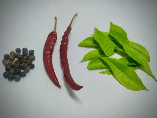 Chili Pepper Svartpeppar Kari Blad Vit Bakgrund Stock Foto Taget — Stockfoto