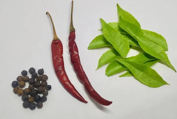 Chili Pepper Svartpeppar Kari Blad Vit Bakgrund Stock Foto Taget — Stockfoto