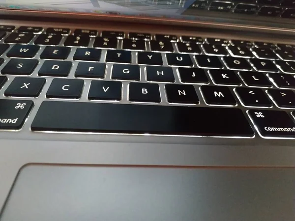 键盘和触摸板 这张照片是由维萨 辛拍摄的 — 图库照片