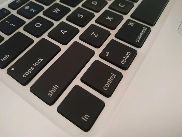 键盘和触摸板 这张照片是由维萨 辛拍摄的 — 图库照片