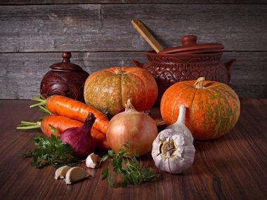 Natürmort ahşap bir masa ahşap arka plan üzerinde yatan sebze