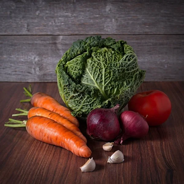 Natureza Morta Verduras Que Jazem Uma Mesa Madeira Contexto Madeira — Fotografia de Stock