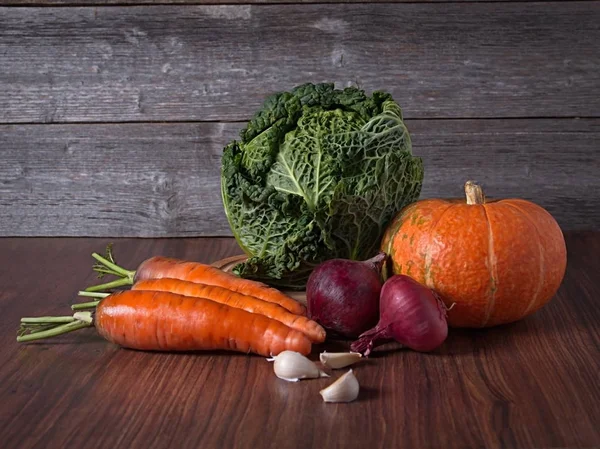 Natureza Morta Verduras Que Jazem Uma Mesa Madeira Contexto Madeira — Fotografia de Stock