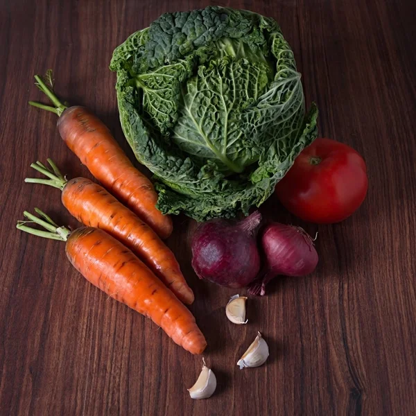 Natureza Morta Verduras Que Jazem Uma Mesa Madeira Contexto Madeira — Fotografia de Stock