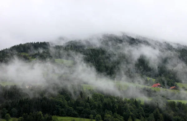 Nuvens Nas Montanhas — Vetor de Stock