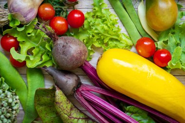 Ahşap masa arkasında sonbahar taze sebzeleri