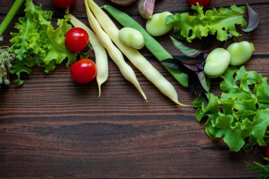 Ahşap masa arkasında sonbahar taze sebzeleri