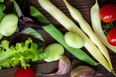 Ahşap masa arkasında sonbahar taze sebzeleri