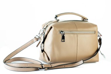 Moda çantalı kadınlar beyaz arka plana sıkıca tutunuyorlar.