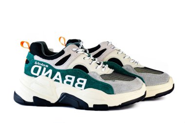 Beyaz arka planda vernikten alınan kırmızı kadın ayakkabıları.