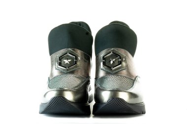 Beyaz arka planda vernikten alınan kırmızı kadın ayakkabıları.