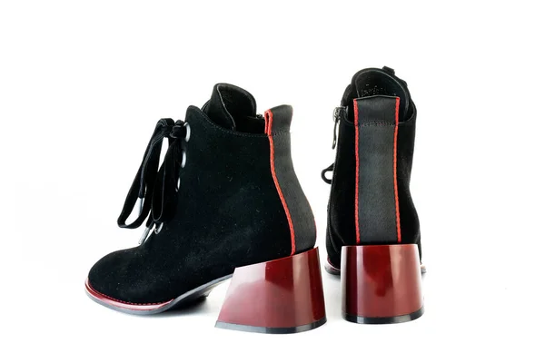 Los Zapatos Rojos Femeninos Del Barniz Sobre Fondo Blanco — Foto de Stock