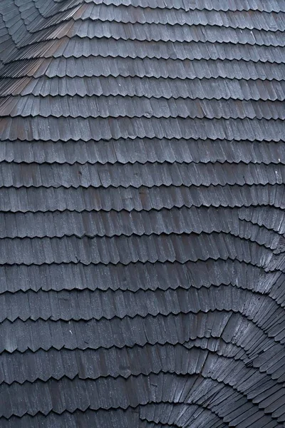 屋顶上有弹子 木制屋顶 带皮的屋顶 木制瓷砖带宿舍楼窗的复杂建筑屋面 — 图库照片