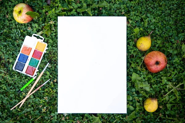 Pintura Escova Uma Folha Branca Papel Uma Grama Trevo Verde — Fotografia de Stock