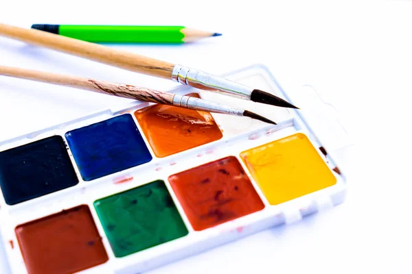 Bunte Farben Und Pinsel Auf Weißem Hintergrund — Stockfoto