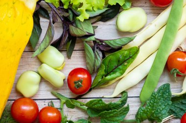 Ahşap masa arkasında sonbahar taze sebzeleri