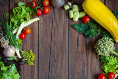 Ahşap masa arkasında sonbahar taze sebzeleri
