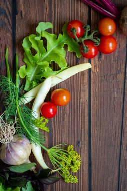 Ahşap masa arkasında sonbahar taze sebzeleri