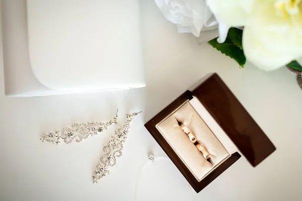 Esküvői Kiegészítők Gyűrűk Menyasszony Dekoráció Vőlegény Virágok Nap Szépség — Stock Fotó