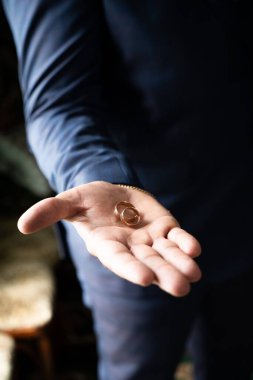 Erkekler için düğün aksesuarları, kostümlü damat, kemer, papyon, alyans, buket ve saat.