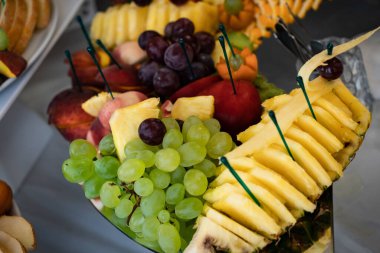 Düğün tatlısı, dekore edilmiş masalar, dekorasyon ve kekler, lezzetli et ve lezzetler.