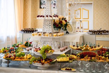 Düğün tatlısı, dekore edilmiş masalar, dekorasyon ve kekler, lezzetli et ve lezzetler.