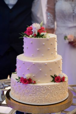 Düğün pastası, eller ve bıçak, kesim