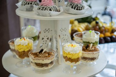 Düğün tatlısı, dekore edilmiş masalar, dekorasyon ve kekler, lezzetli et ve lezzetler.