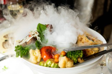 Düğün tatlısı, dekore edilmiş masalar, dekorasyon ve kekler, lezzetli et ve lezzetler.