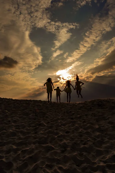 Coucher Soleil Famille Sur Sable Silhouettes Personnes Sur Plage Succès — Photo