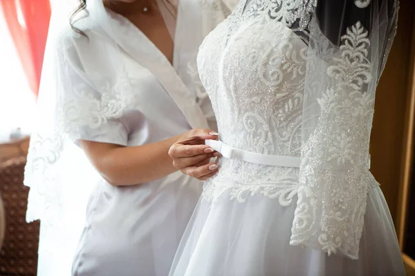 Romantikus Esküvői Ruha Kéz Menyasszony — Stock Fotó