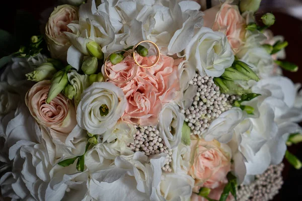 Romantikus Dekorációk Fehér Világos Virágok Ünnepre Jegygyűrűk Menyasszonynak — Stock Fotó
