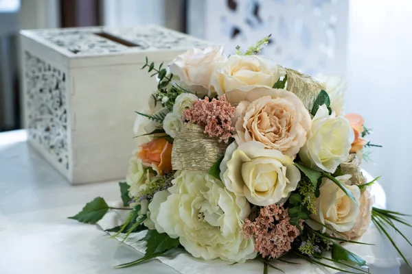 Romantikus Dekorációk Fehér Világos Virágok Ünnepre Jegygyűrűk Menyasszonynak — Stock Fotó
