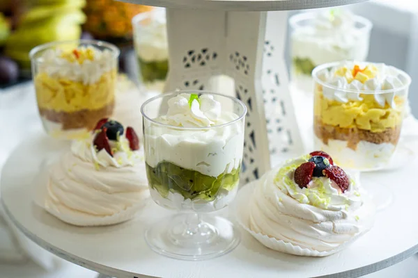 Düğün tatlısı, dekore edilmiş masalar, dekorasyon ve kekler, lezzetli et ve lezzetler.