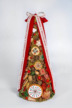 Noel ağacı masası yeni yıl kutlaması için küçük süslemeler yapıyor.