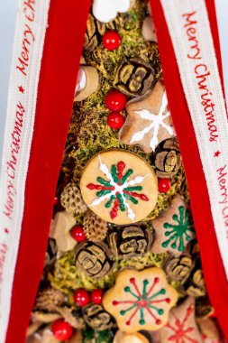 Noel ağacı masası yeni yıl kutlaması için küçük süslemeler yapıyor.