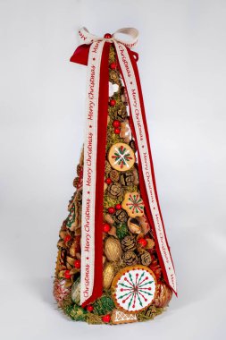 Noel ağacı masası yeni yıl kutlaması için küçük süslemeler yapıyor.