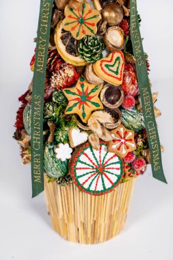 Noel ağacı masası yeni yıl kutlaması için küçük süslemeler yapıyor.