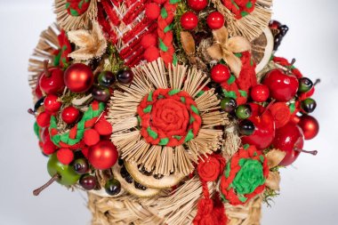 Noel ağacı masası yeni yıl kutlaması için küçük süslemeler yapıyor.