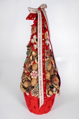 Noel ağacı masası yeni yıl kutlaması için küçük süslemeler yapıyor.