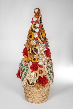 Noel ağacı masası yeni yıl kutlaması için küçük süslemeler yapıyor.