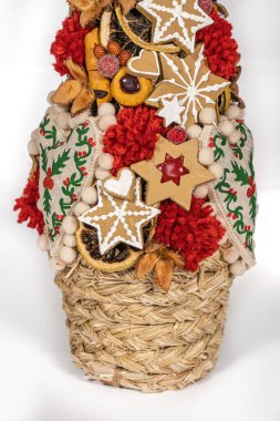 Noel ağacı masası yeni yıl kutlaması için küçük süslemeler yapıyor.