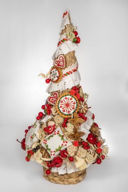 Noel ağacı masası yeni yıl kutlaması için küçük süslemeler yapıyor.