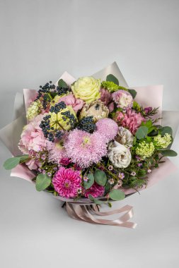 Beyaz arka planda bir buket taze narin çiçek hediye kutlaması