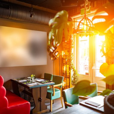 Gün batımında manzaralı doğal restoran.