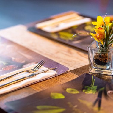 İçerisi bomboş, içinde kimse yok. Masalar hazır ve misafirlerin restorana gelmesini bekliyorlar. Corona virüsü, restoran işlerinde tecrit ve sokağa çıkma yasağı. Covid 19