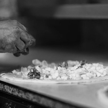 Eller pizza hazırlıyor.